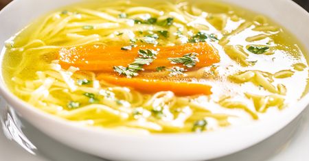 Ciocia pokazała mi trik z warzywami do rosołu. Zupa wychodzi lepsza niż w ekskluzywnej restauracji