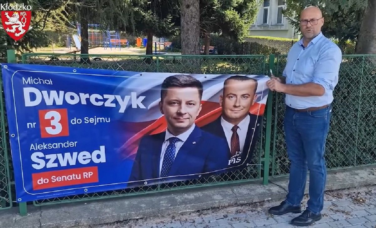 Michał Piszko, burmistrz Kłodzka, zrobił to z banerami kandydatów PiS. Pokazał film. 