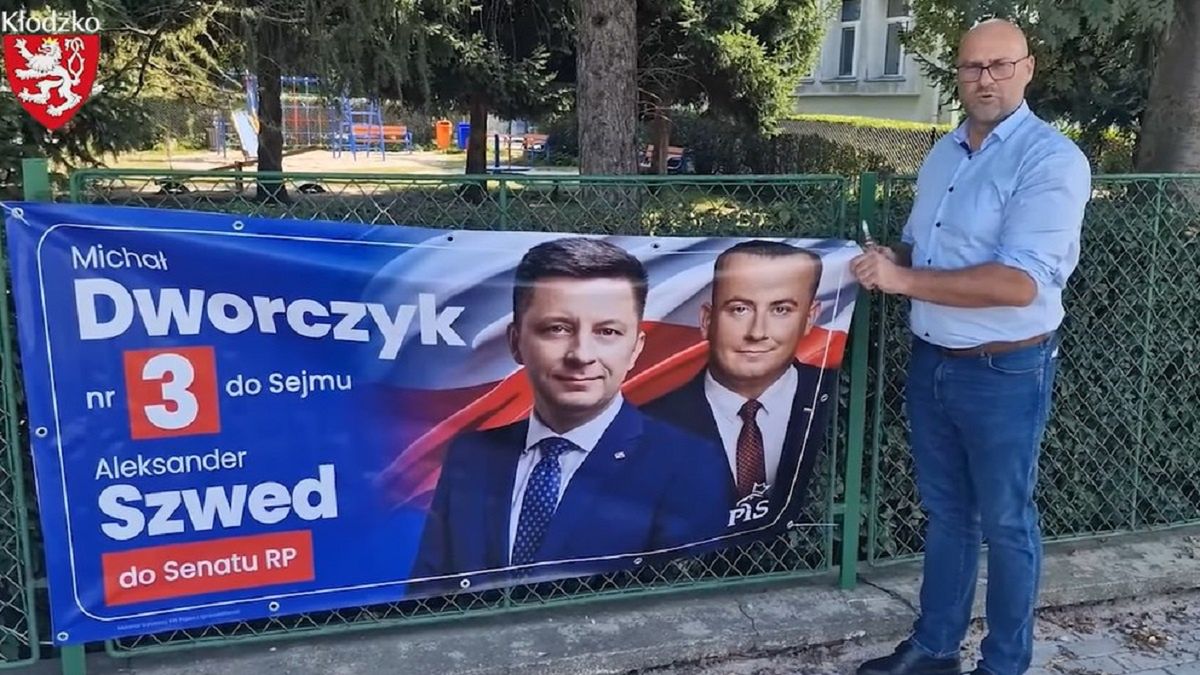 Michał Piszko, burmistrz Kłodzka, zrobił to z banerami kandydatów PiS. Pokazał film. 