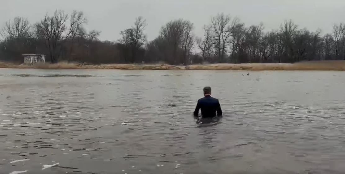 Jacek Sauter, burmistrz Bytomia Odrzańskiego, wszedł w garniturze wprost do lodowatej Odry. (Fot. Bytom Odrzański)