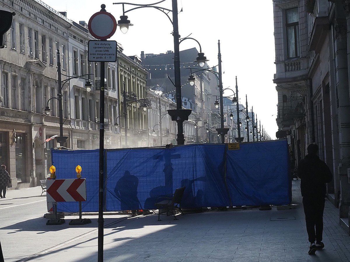 Na Piotrkowskiej trwa montaż słupków, które mają blokować wjazd