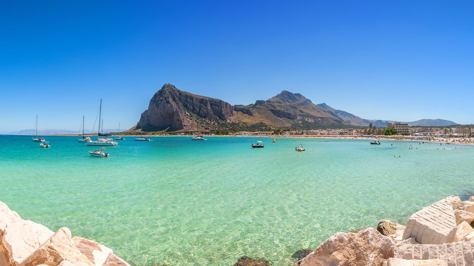 San Vito Lo Capo kusi turkusową wodą i pięknymi widokami