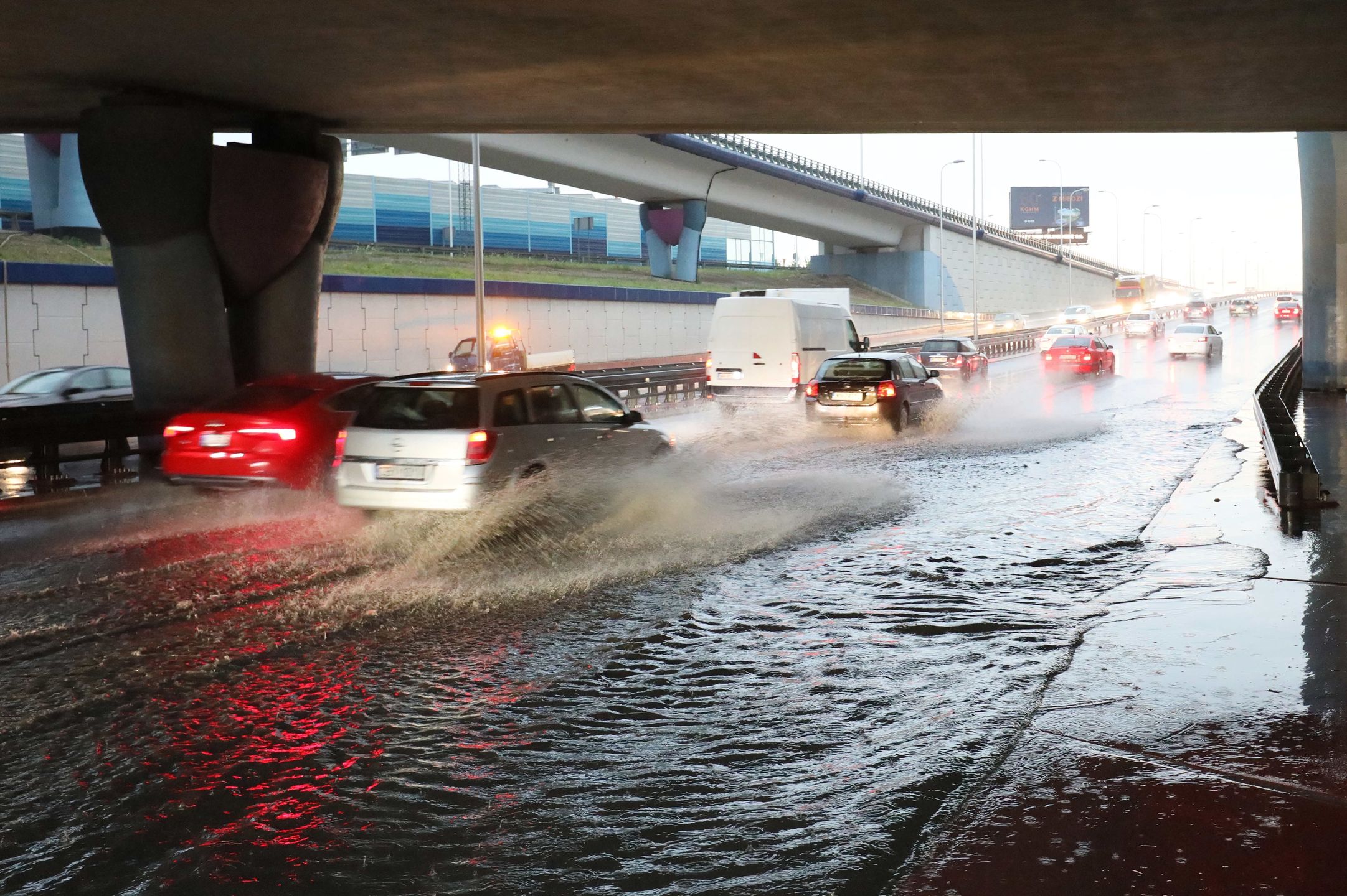 Gwałtowne burze nad Warszawą. Stolica w deszczu 