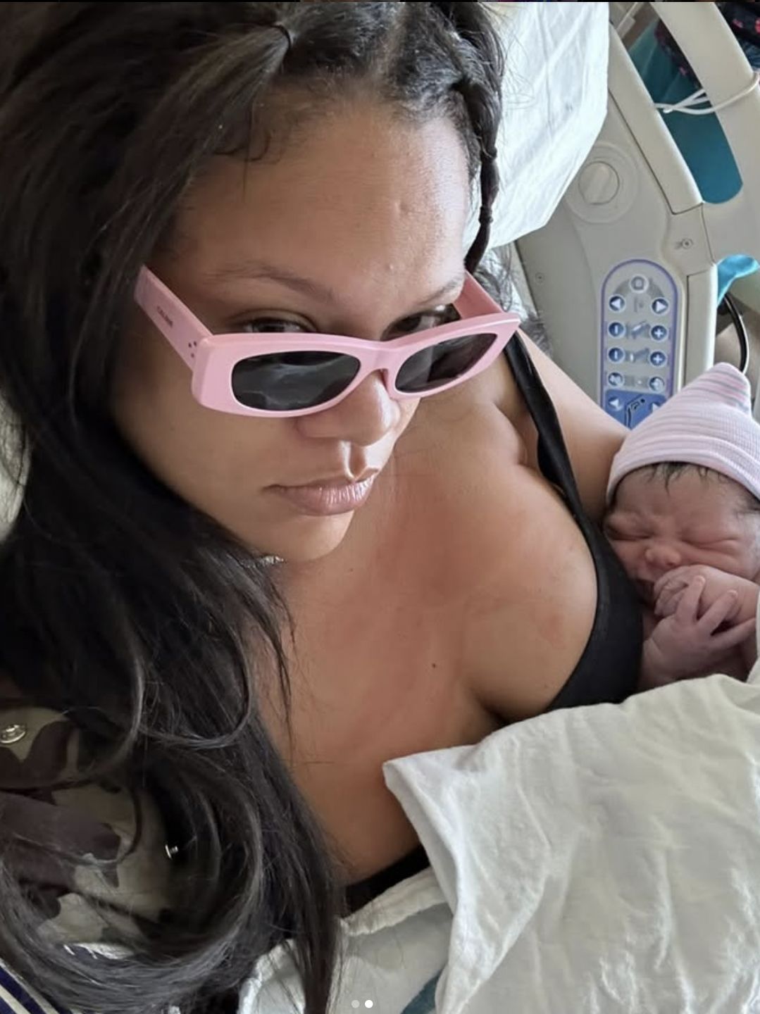 Rihanna udostępniła zdjęcia z porodówki