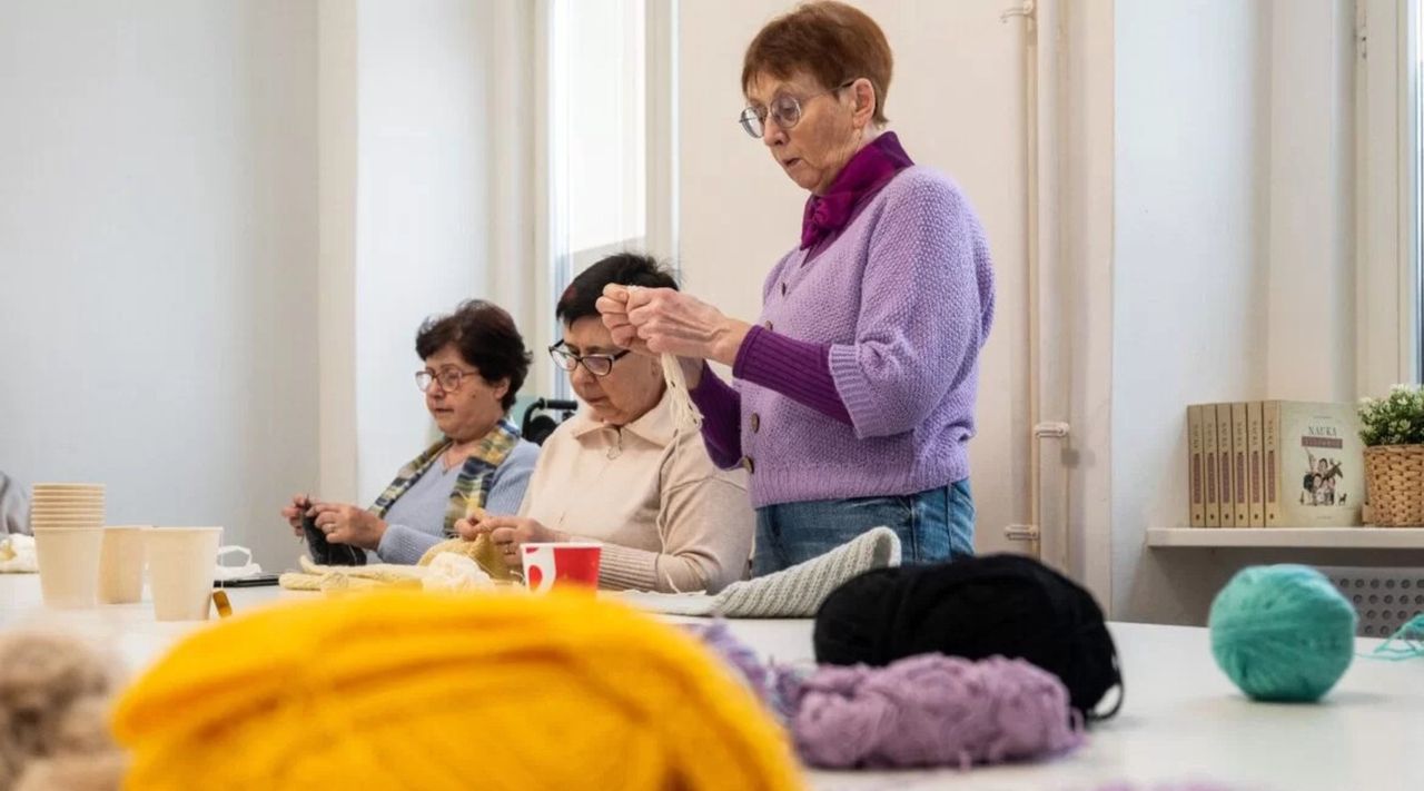Poznań: Akcja "Dzierganie dobra". Seniorki tworzą chusty i szaliki dla potrzebujących