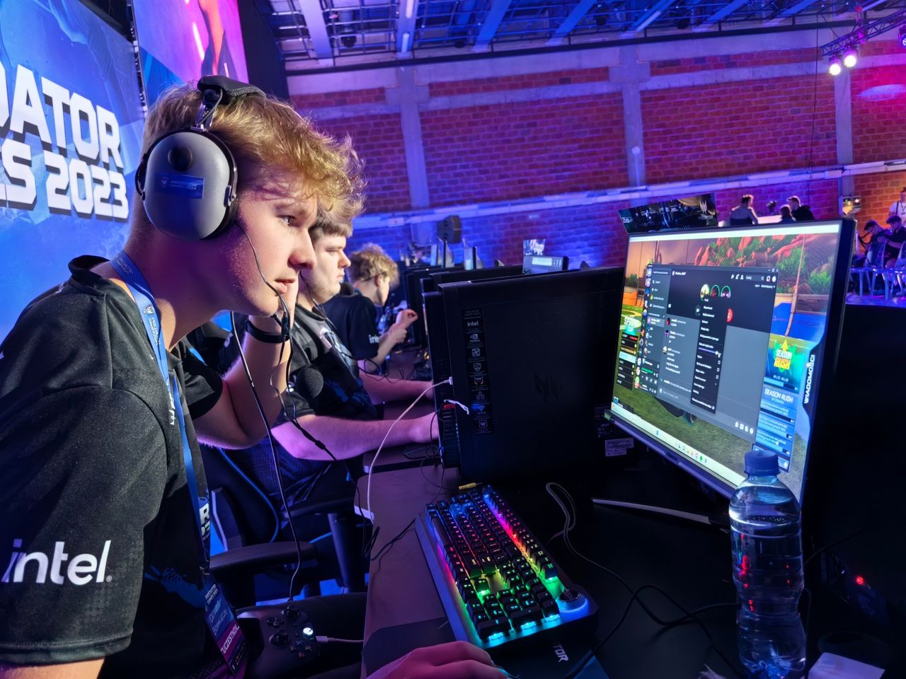 Sprzęt używany podczas finałów. Tutaj rozgrywka w Rocket League