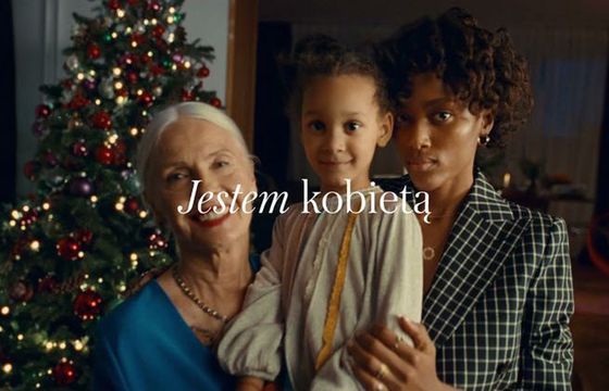 Yes w kampanii afirmuje kobiecość przez potrzeby kobiet, a nie przez pryzmat męskich oczekiwań