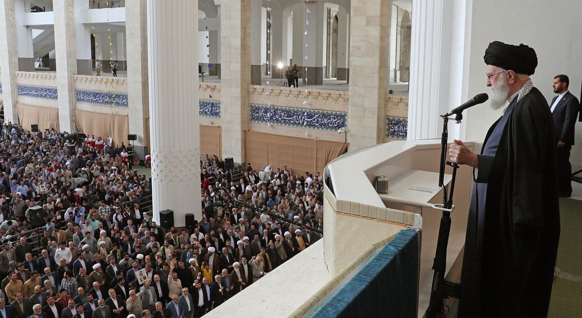 Najwyższy przywódca Iranu, ajatollah Ali Chamenei podczas środowych uroczystości religijnych w Teheranie