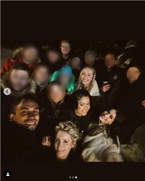 Roksana Węgiel pozuje z narzeczonym i znanymi znajomymi