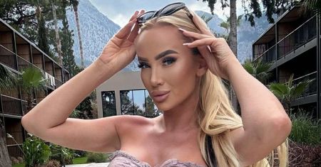 Strzaskana na mahoń Izabela Macudzińska pręży się w skąpym bikini nad basenem. Petarda?
