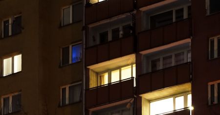 Gdańsk. Zamknął partnerkę na balkonie i zasnął. W mieszkaniu płakały dzieci