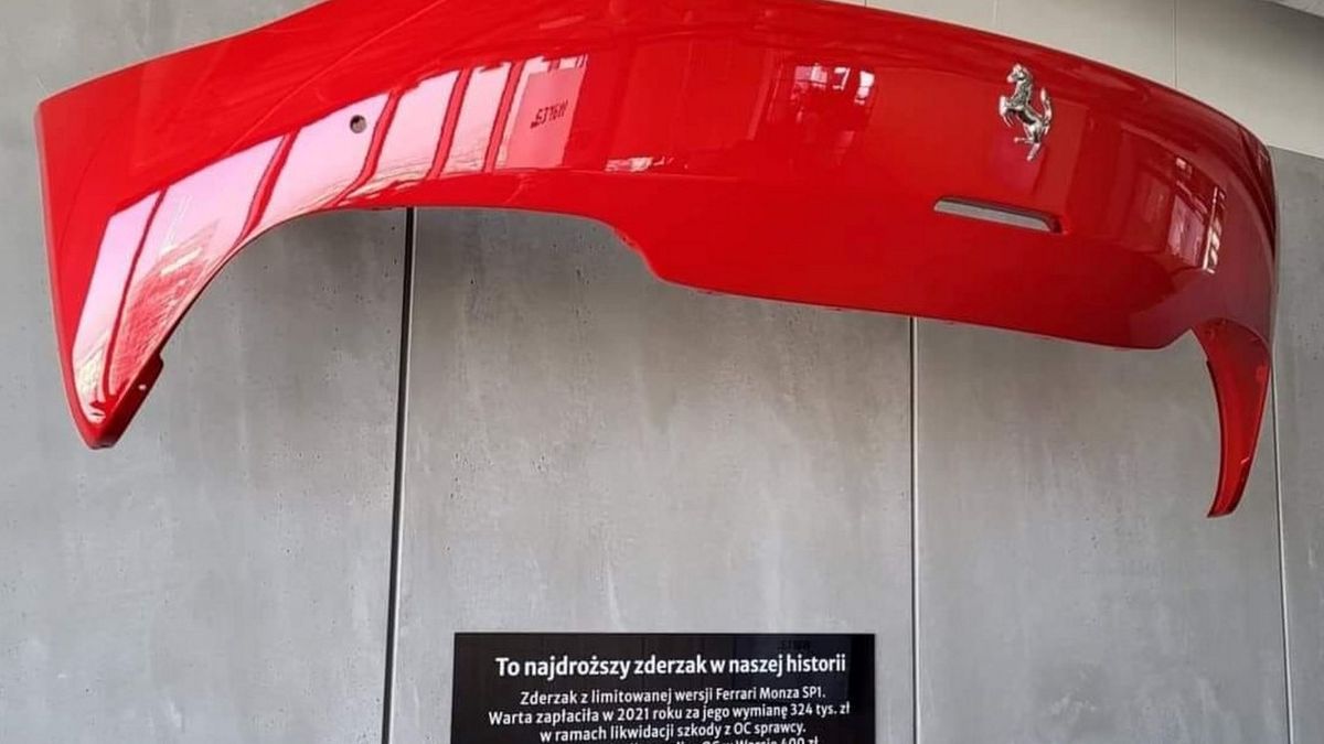 Ubezpieczyciel powiesił zderzak w siedzibie 