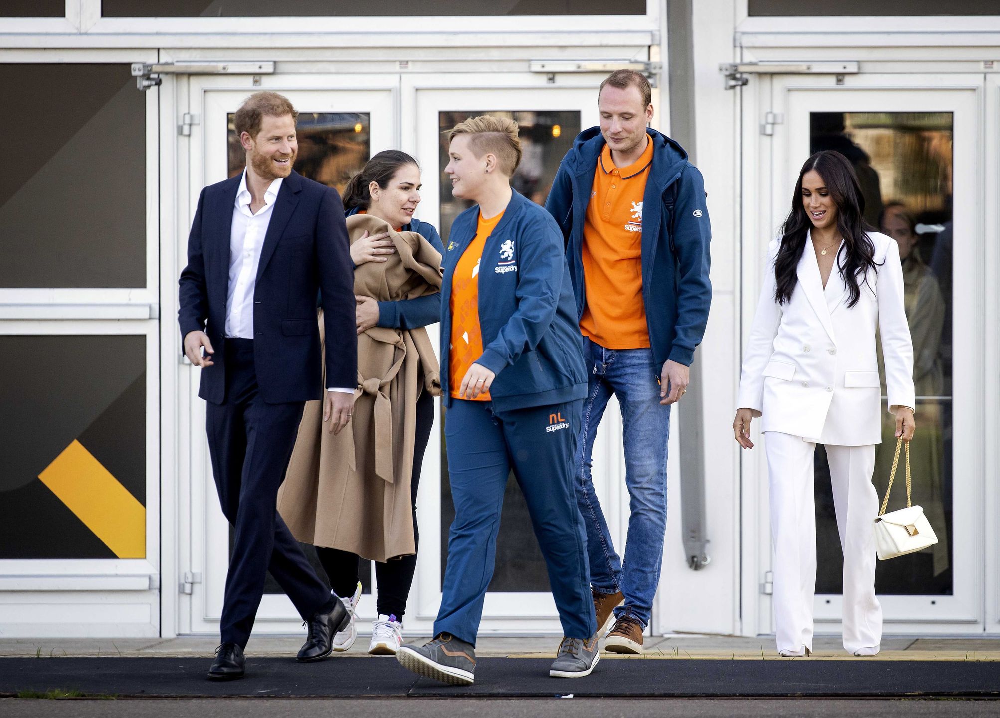 Meghan Markle attends Invictus Gamesepa09891683 Britain's Meghan, Duchess of Sussex (R) arrives on the Yellow Carpet before the start of the Invictus Games in The Hague, The Netherlands, 15 April 2022. The Invictus Games will take place from 16 to 22 April 2022 at the Zuiderpark and are intended for military personnel and veterans who have been psychologically or physically injured in service.  EPA/SEM VAN DER WAL Dostawca: PAP/EPA.SEM VAN DER WAL