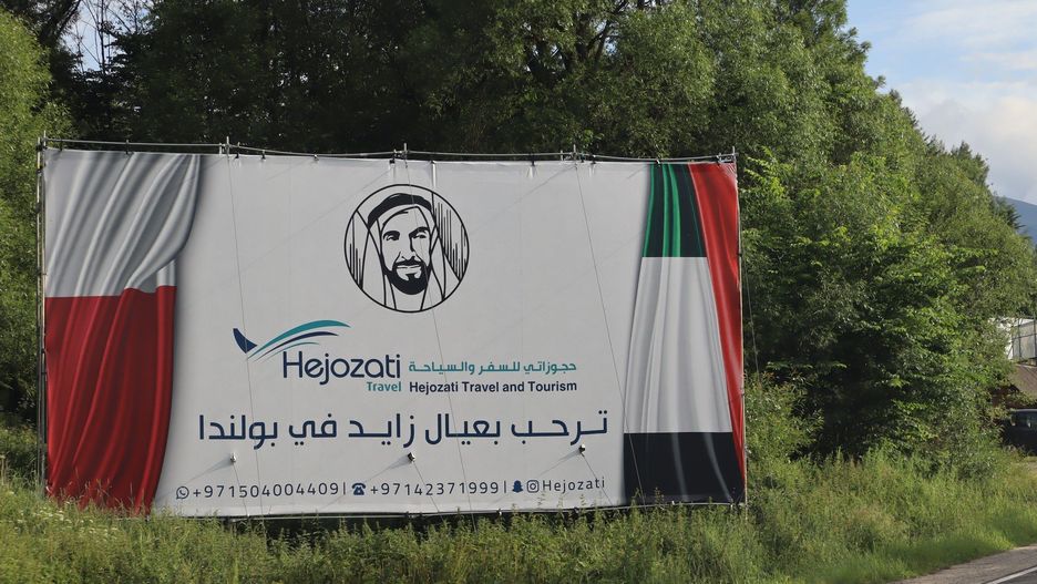 Arabski banner przy wjeździe do Zakopanego