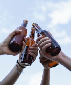 Kiedy przestać pić alkohol? Naukowcy podali wiek