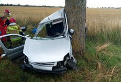 Tragiczny wypadek pod Sławnem. Auto roztrzaskało się na drzewie