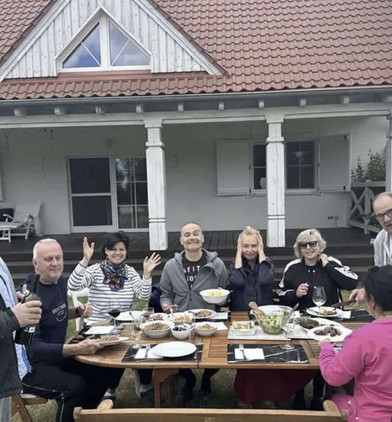 Żakowie z przyjaciółmi w przydomowym ogródku