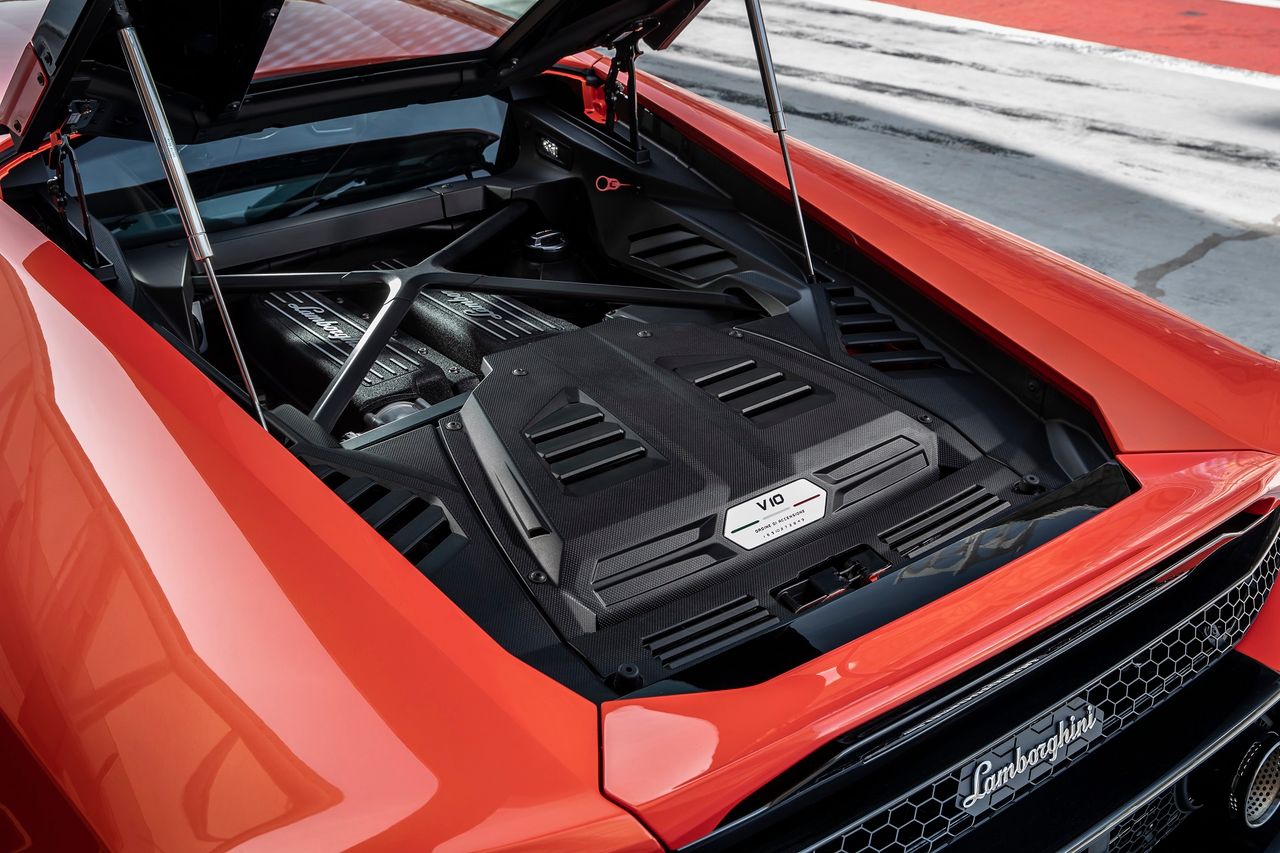 Dziesięciocylindrowy silnik generuje 640 KM - i to bez pomocy turbodoładowania (fot. Lamborghini)