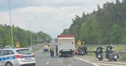 Szczecin: Motocyklista uczestniczył w zderzeniu z ciężarówką. Służby pracują na miejscu