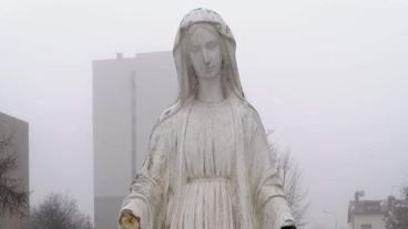 Częstochowa. Figura Matki Bożej przy kościele parafii Świętych Pierwszych Męczenników Polski w Częstochowie ma wyrwane obie dłonie.