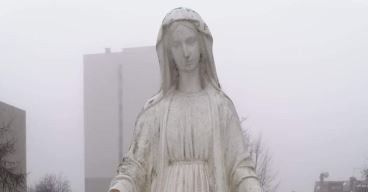 Częstochowa. Figura Matki Bożej straciła dłonie. Profanacja na przykościelnym placu