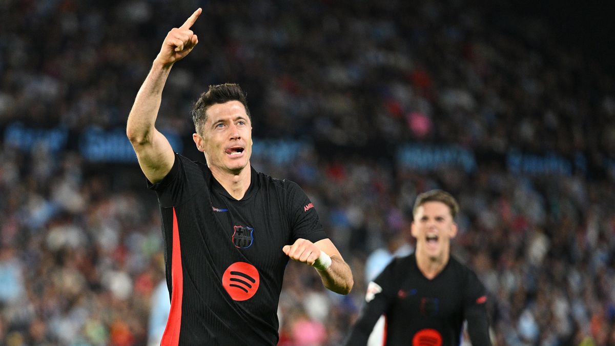 VIGO, SPAIN - NOVEMBER 23: Robert Lewandowski of FC Barcelona celebrates scoring his team's second goal during the LaLiga match between RC Celta de Vigo and FC Barcelona at Estadio Balaidos on November 23, 2024 in Vigo, Spain. (Photo by Octavio Passos/Getty Images)