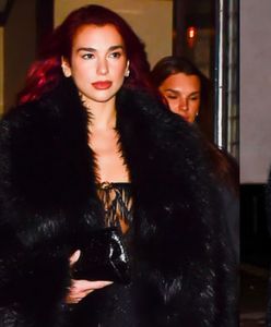 Dua Lipa w futerku i przezroczystym kombinezonie przemierza ulice Nowego Jorku. Stylowa?