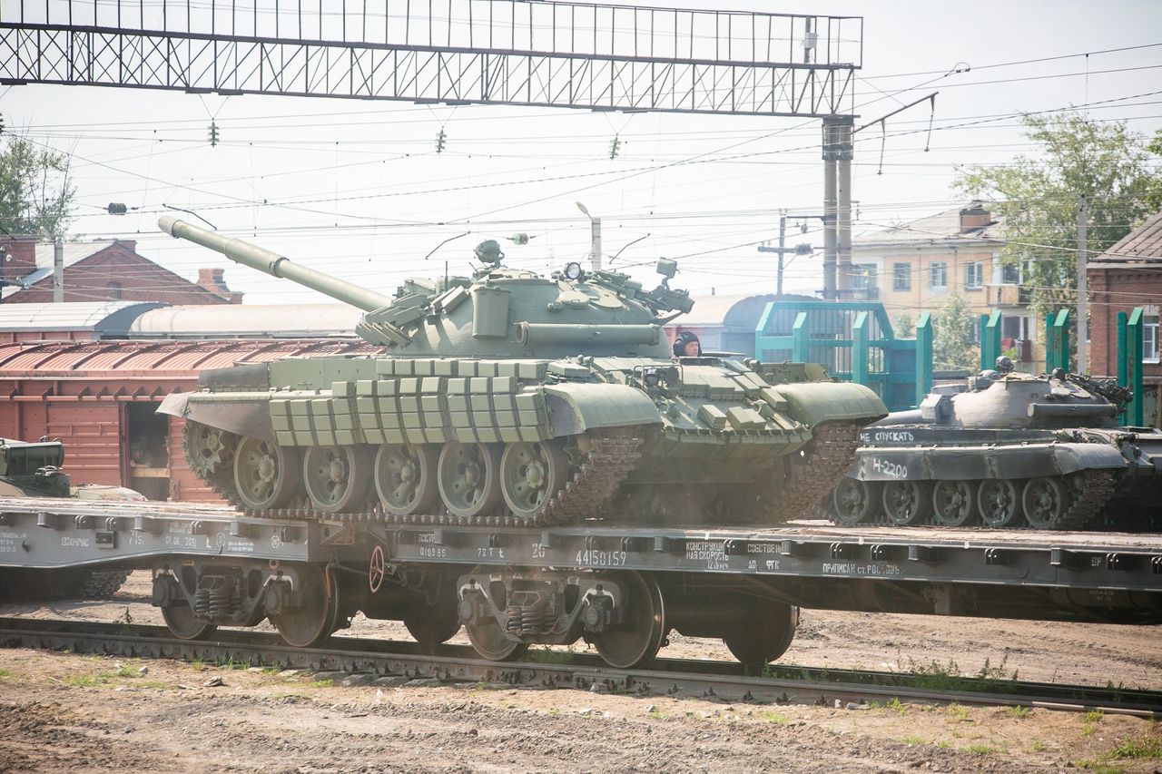 Rosja sięga po antyki. Czołgi T-62 w drodze do Ukrainy