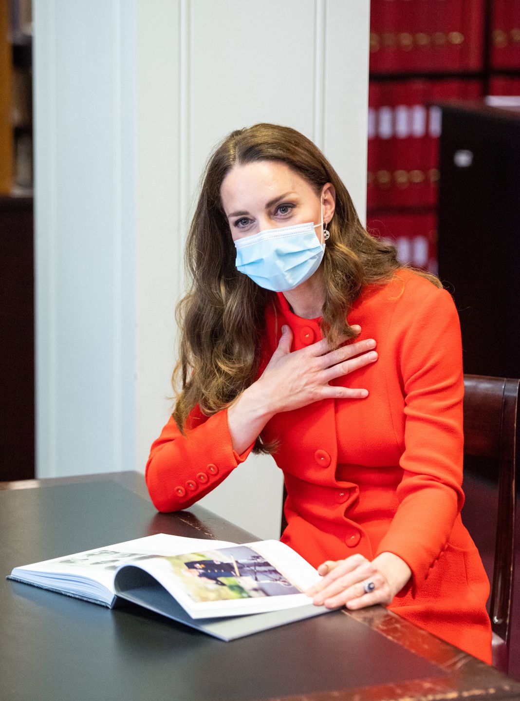 Kate Middleton jako "lady in red" promuje swoją nową, bestsellerową książkę