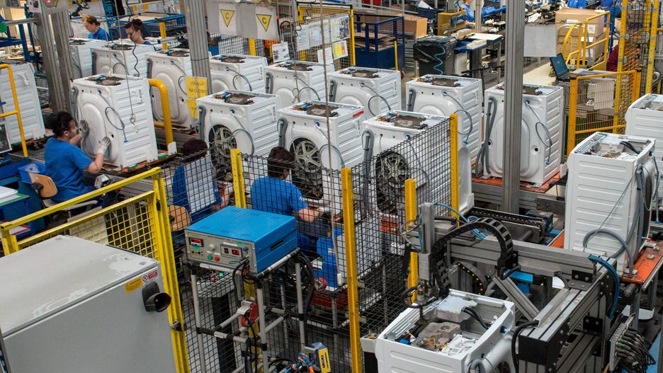 fabryka Elektrolux
O�awa, 05.11.2014. Fabryka pralek Elektrolux w O�awie, 5 bm. W produkuj�cej pralki fabryce Elektroluxa w O�awie, powstaje europejskie centrum kompetencji. W centrum, 100 ekspert�w i specjalist�w b�dzie koordynowa� zam�wienia, planowa� zaopatrzenie w komponenty oraz planowa� transport z 15 fabryk marki Elektrolux w ca�ej Europie. O�awska fabryka zatrudnia 1000 os�b i produkuje rocznie 1,2 mln pralek. (mk/mgut) PAP/Maciej Kulczy�ski
Maciej Kulczy�ski
Elektrolux, Elektroluxa, elementy, europejskie centrum kompetencji, fabryka, komponenty, linia produkcyjna, monta�, praca, pralek, pralka, pralki, produkcja