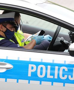 Warszawa. Kierowca mercedesa spowodował dwie kolizje. Wraz z pasażerami porzucił auto i uciekł