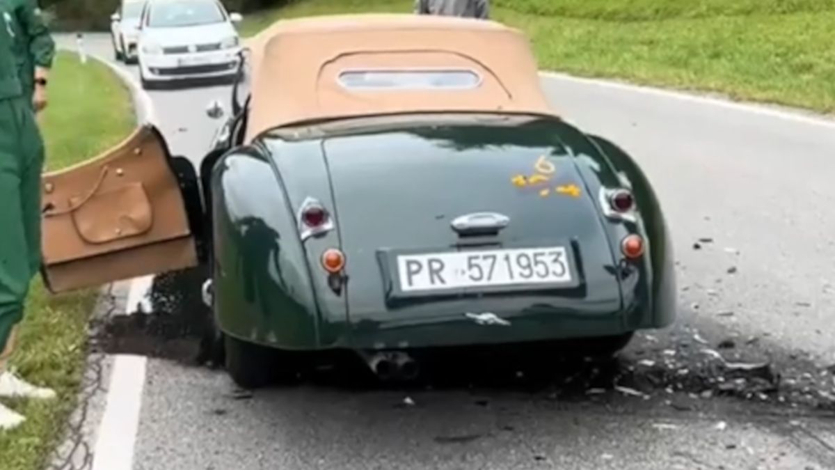 Zniszczony Jaguar XK120.