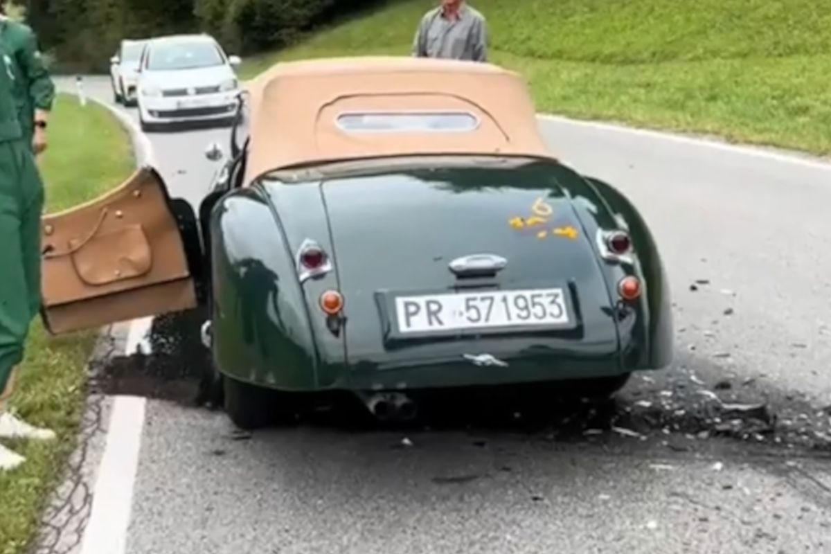 Zabytkowy Jaguar XK120 roztrzaskany. "Wolała skupić się na telefonie"