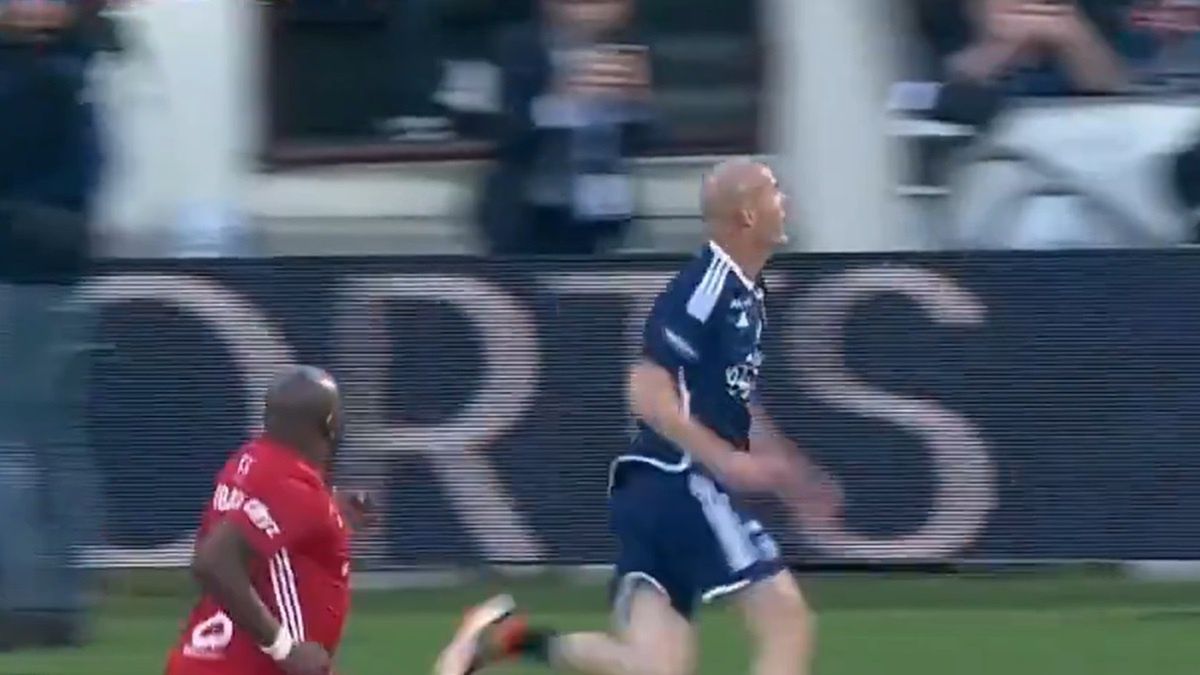 Zinedine Zidane w rajdzie w meczu towarzyskim