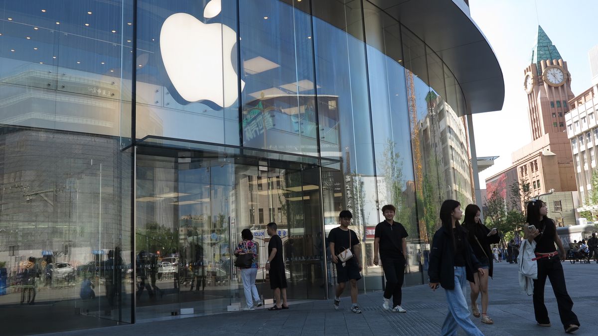 BEIJING, CHINA - JULY 7, 2026 - Pedestrians pass by an Apple store in Beijing, China on July 7, 2026. (Photo credit should read CFOTO/Future Publishing via Getty Images)