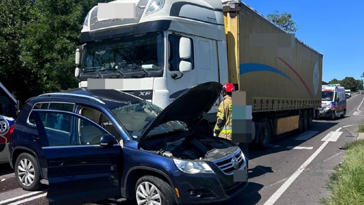 Tiguan wjechał pod pędzącego tira