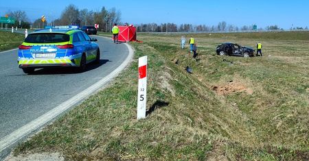 Tragiczny poranek na krajowej siedemnastce. 23-latek zginął w roztrzaskanym Audi [ZDJĘCIA]