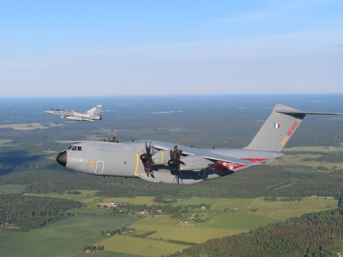 Airbus A400M w eskorcie Mirage'a 2000