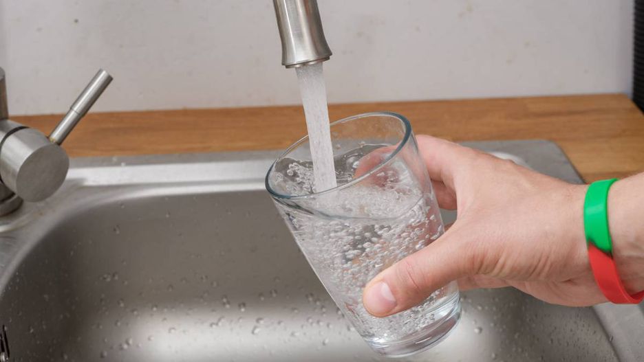 kran, woda, z kranu, kranówka, dysza, leci, bakterie, legionella, skarżona, zatruta, pitna, zimna, czysta, do picia, czysto, metal, natrysk, kropla, stal, srebrny, dom, armatura wodna, higiena, nierdzewnej, bliska, kuchenne, nawodnienie, odwodnienie, zbliżenie, żelazo, twarda