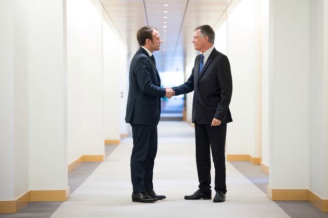 Emmanuel Macron i Carlos Tavares (fot. PSA)