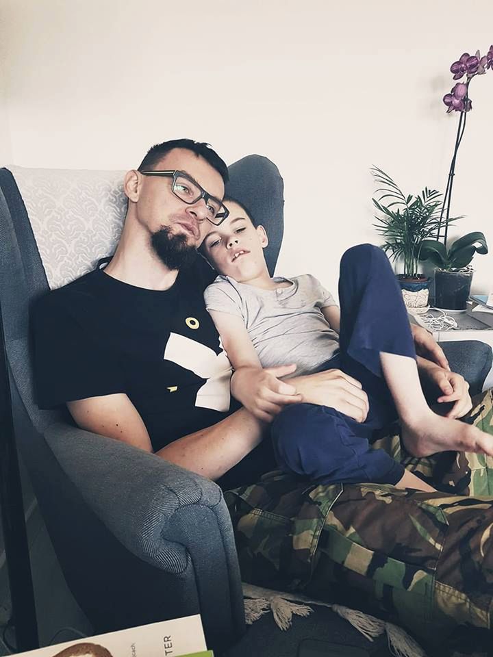 Czarek nie rozwija się, jak rówieśnicy, ale jest oczkiem w głowie rodziców