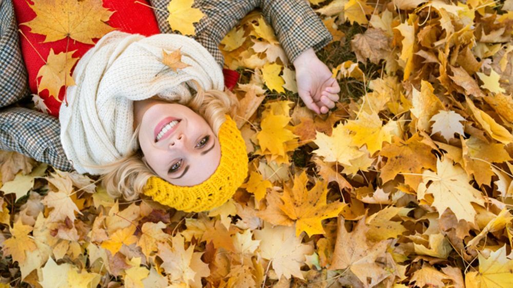 Klasyczny płaszcz w drobną kratę to idealne rozwiązanie na jesień