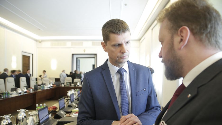 Koronawirus w Polsce. Dariusz Pontkowski (minister edukacji narodowej) oraz Łukasz Szumowski (minister zdrowia)