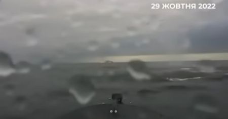 Uderzenie dronów nawodnych w Sewastopolu. Kamery pokazały, jak oberwał Admirał Makarow