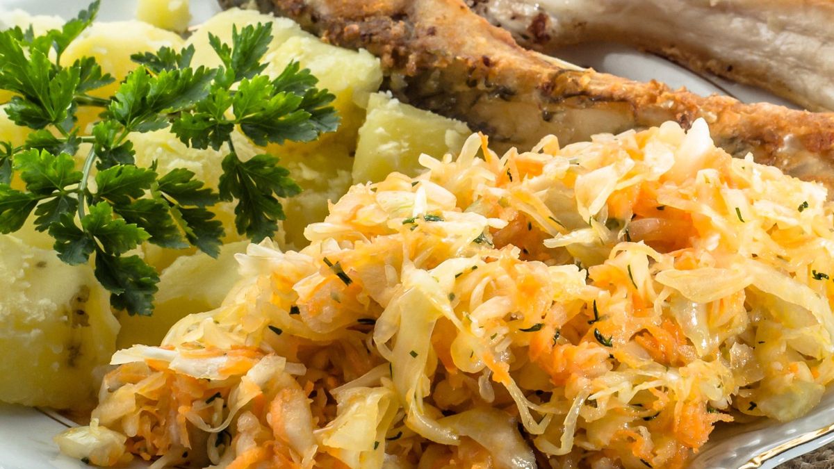 Puree ziemniaczane z kiszoną kapustą i smażoną rybą