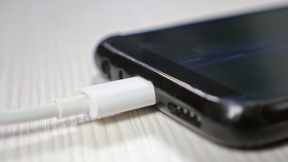Ładowanie telefonu w nocy może być niebezpieczne
