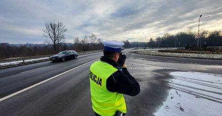 Weekend pod znakiem drogowych kontroli. Wadowiccy policjanci zatrzymali 10 praw jazdy