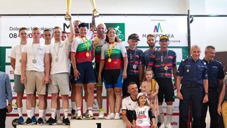 Reprezentacja Polskiej Policji na podium w wyścigu kolarskim | fot. Policja
