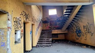 Znów urbex dzieciaków i śmietnisko w pustostanie w centrum Torunia. Nie ma na to rady?