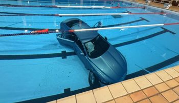 To nie fotomontaż. Auto w basenie. Ujęcia z Francji podbijają sieć